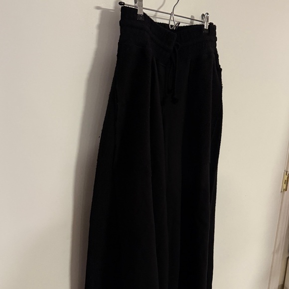 Cozy Black Wide-Leg Sweat Pants - Picture 4 of 4